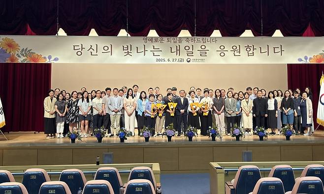 "당신의 빛나는 내일을 응원합니다" (서울=연합뉴스) 김예나 기자 = 지난달 27일 서울 용산구 국립중앙박물관 대강당에서 열린 퇴임식 모습. 김재홍 국립중앙박물관장(첫째줄 가운데)과 이현주 홍보전문경력관(오른쪽) 등 박물관 관계자들이 기념사진을 찍고 있다. 2025.7.6
yes@yna.co.kr