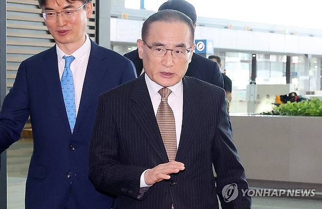 위성락 안보실장, 관세·정상회담 논의 위해 방미 (영종도=연합뉴스) 임화영 기자 = 위성락 국가안보실장이 관세협상, 정상회담 등 한미 간 현안에 대한 논의를 위해 6일 인천국제공항을 통해 미국 워싱턴DC로 출국하고 있다. 2025.7.6 hwayoung7@yna.co.kr