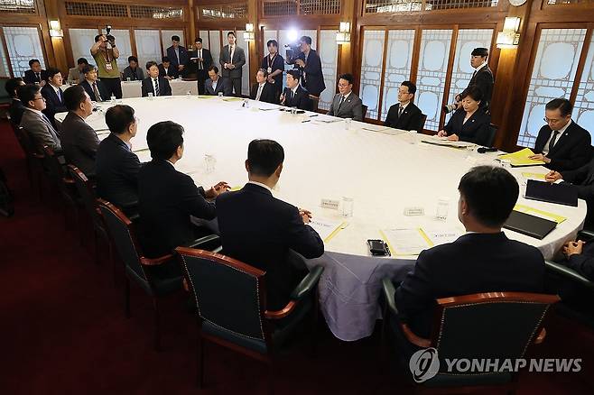 발언하는 강훈식 대통령 비서실장 (서울=연합뉴스) 이정훈 기자 = 강훈식 대통령 비서실장 6일 서울 종로구 삼청동 총리공관에서 열린 고위당정협의회에서 발언하고 있다. 2025.7.6 uwg806@yna.co.kr