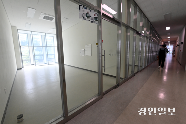 올해 1분기 전국에서 거래된 지식산업센터 거래량은 552건으로 전 분기 971건 대비 절반 가량 줄었다. 사진은 경기도내 한 지식산업센터 모습. 2025.7.1 /최은성기자 ces7198@kyeongin.com