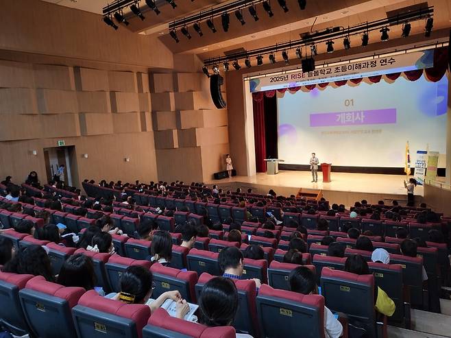 경인교육대학교 RISE사업단이 인천 지역 늘봄학교 강사 600여 명을 대상으로 RISE 늘봄학교 초등이해과정 강사 연수를 진행하고 있다(사진=경인교대 제공)