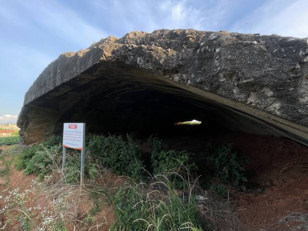 입구의 천장 테두리 부분은 훼손돼 철골이 드러나있는 모습이다.