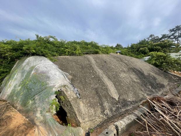 무안군 현경면 평산리 유수정마을 인근에 있는 격납고의 입구는 비닐로 막혀있다.