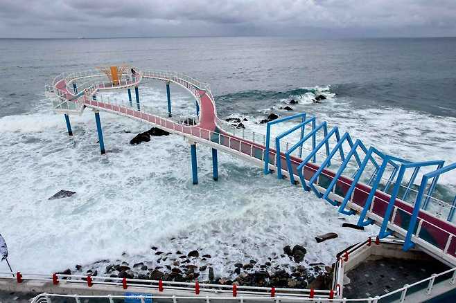 파도치는 날의 도째비골 스카이밸리 전망대