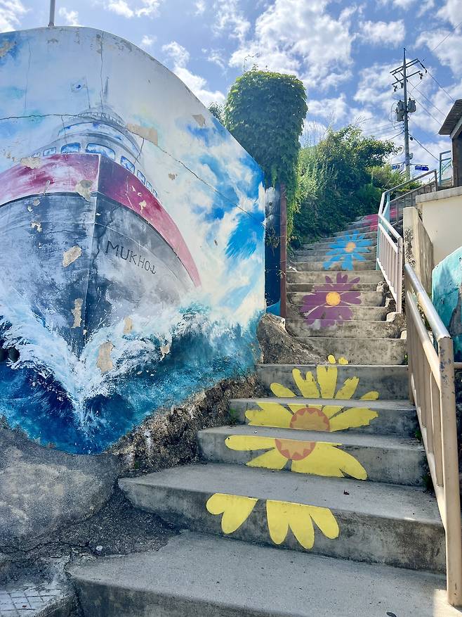 논골담길에는 다양한 벽화가 그려져 있어 관광객의 눈길을 끈다.