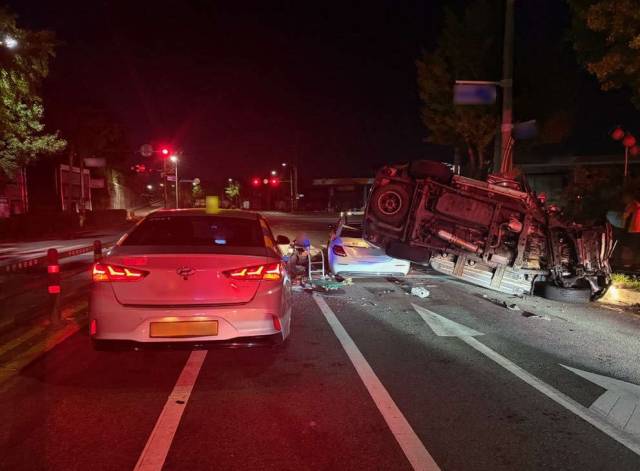 7일 오전 부산 사상구의 한 교차로에서 70대 운전자 몰던 차량이 정지 신호에 멈춰 있던 승용차를 들이받는 사고가 발생했다. 사상경찰서 제공