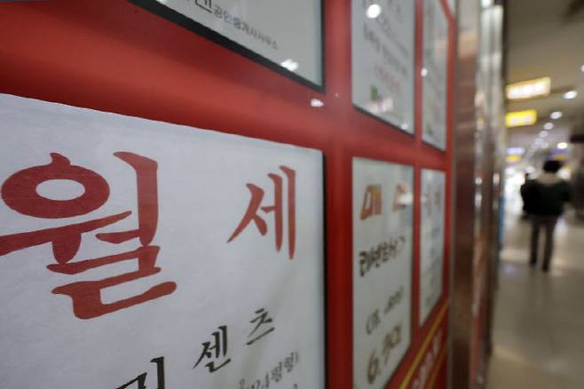 서울의 한 공인중개사사무소에 월세 매물 안내문이 게시돼 있다. (사진=뉴시스)