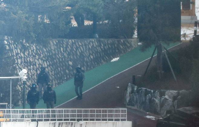 지난 1월 한남동 관저 순찰하는 경호처 직원 (사진=연합뉴스)