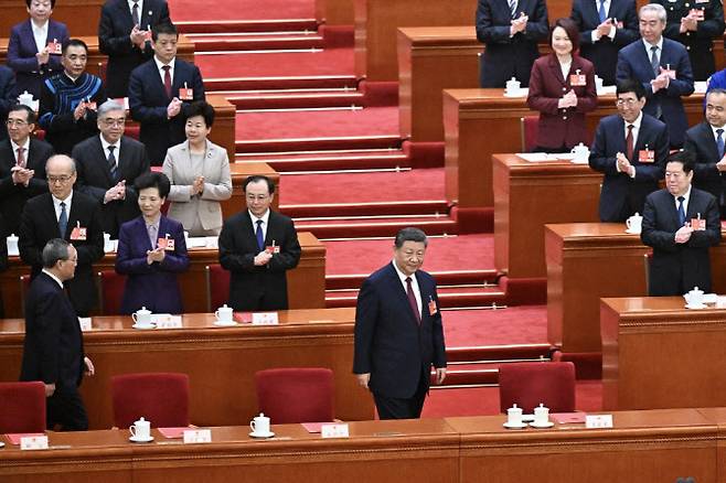 시진핑(가운데) 중국 국가주석이 지난 3월 11일 베이징 인민대회당에서 열린 전국인민대표대회 폐막회의에 참석하고 있다. (사진=AFP)