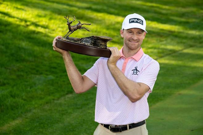 브라이언 캠벨이 PGA 투어 존디어 클래식에서 우승한 뒤 트로피를 들어 올리고 있다. (사진=AFPBBNews)