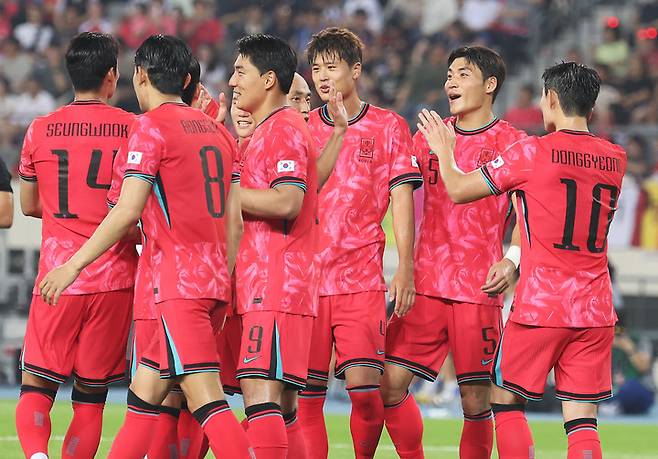 7일 경기도 용인미르스타디움에서 열린 2025 동아시아축구연맹(EAFF) E-1 풋볼 챔피언십(동아시안컵) 1차전 중국과 경기에서 김주성의 골이 터지자 기뻐하는 한국 선수들