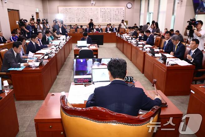 이춘석 법제사법위원장이 3일 오전 서울 여의도 국회에서 열린 상법 개정안 등에 대한 법제사법위원회 전체회의에서 안건을 상정하며 의사봉을 두드리고 있다. 2025.7.3/뉴스1 ⓒ News1 김민지 기자