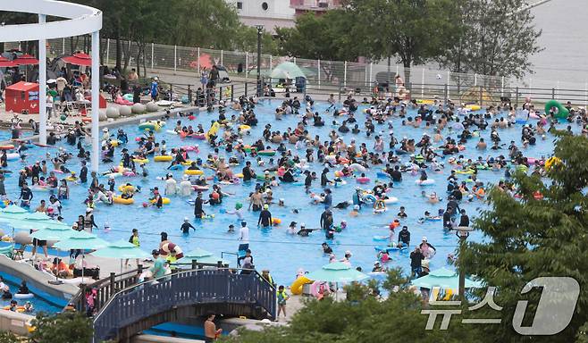 무더운 날씨가 이어지고 있는 6일 오후 서울 광진구 뚝섬 한강공원 수영장이 북적이고 있다. 2025.7.6/뉴스1 ⓒ News1 이승배 기자