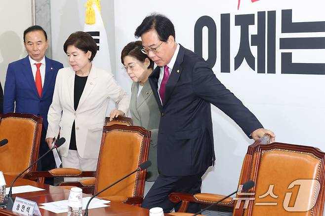 송언석 국민의힘 비상대책위원장 겸 원내대표와 비대위원들이 7일 오전 서울 여의도 국회에서 열린 비상대책위원회의에 참석하고 있다. 2025.7.7/뉴스1 ⓒ News1 이광호 기자