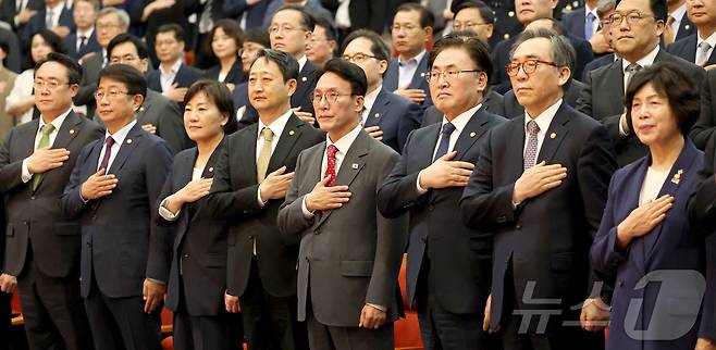 김민석 국무총리가 7일 오전 세종시 정부세종청사 대강당에서 열린 취임식에 참석하여 국민의례를 하고 있다. 2025.7.7/뉴스1 ⓒ News1 김기남 기자