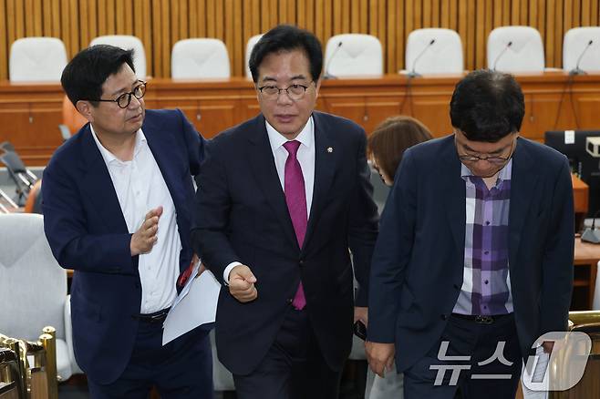 송언석 국민의힘 비상대책위원장 겸 원내대표가 7일 오전 서울 여의도 국회에서 상임위 간사들과 비공개 회의를 마친뒤 나서고 있다. 2025.7.7/뉴스1 ⓒ News1 이광호 기자