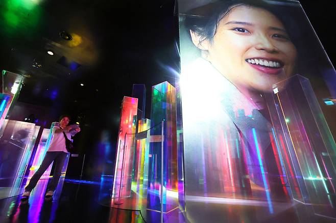 7일 서울 종로구 청와대 사랑채 1층 전시실에서 열린 'K-드라마, 러브 챕터(Love Chapter)'에서 관람객들이 3D 미디어아트를 살펴보고 있다. 2025.7.7/뉴스1 ⓒ News1 황기선 기자