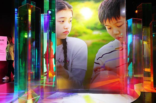 7일 서울 종로구 청와대 사랑채 1층 전시실에서 열린 'K-드라마, 러브 챕터(Love Chapter)'에서 관람객들이 3D 미디어아트를 살펴보고 있다. 2025.7.7/뉴스1 ⓒ News1 황기선 기자