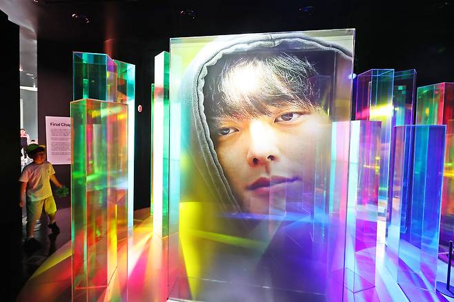 7일 서울 종로구 청와대 사랑채 1층 전시실에서 열린 'K-드라마, 러브 챕터(Love Chapter)'에서 관람객들이 3D 미디어아트를 살펴보고 있다. 2025.7.7/뉴스1 ⓒ News1 황기선 기자