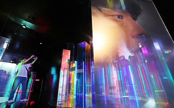 7일 서울 종로구 청와대 사랑채 1층 전시실에서 열린 'K-드라마, 러브 챕터(Love Chapter)'에서 관람객들이 3D 미디어아트를 살펴보고 있다. 2025.7.7/뉴스1 ⓒ News1 황기선 기자