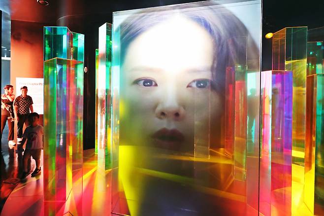 7일 서울 종로구 청와대 사랑채 1층 전시실에서 열린 'K-드라마, 러브 챕터(Love Chapter)'에서 관람객들이 3D 미디어아트를 살펴보고 있다. 2025.7.7/뉴스1 ⓒ News1 황기선 기자