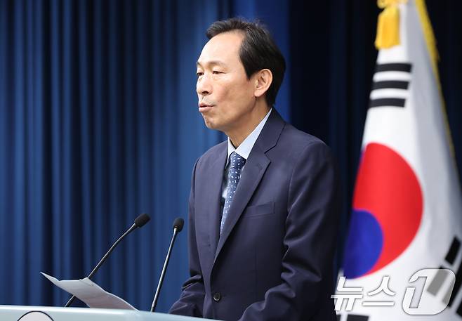 우상호 정무수석이 7일 서울 용산구 대통령실 청사에서 국무총리 오찬 주례 회동 관련 브리핑을 하고 있다. 2025.7.7/뉴스1 ⓒ News1 허경 기자
