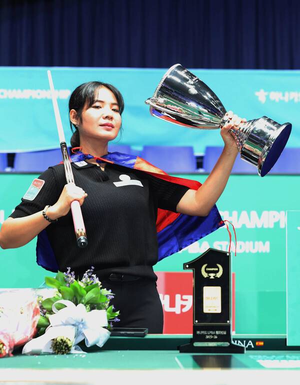 스롱 피아비가 6일 '하나카드 LPBA 챔피언십'서 시상식이 끝나고 기념 사진을 찍고 있다. /사진=LPBA