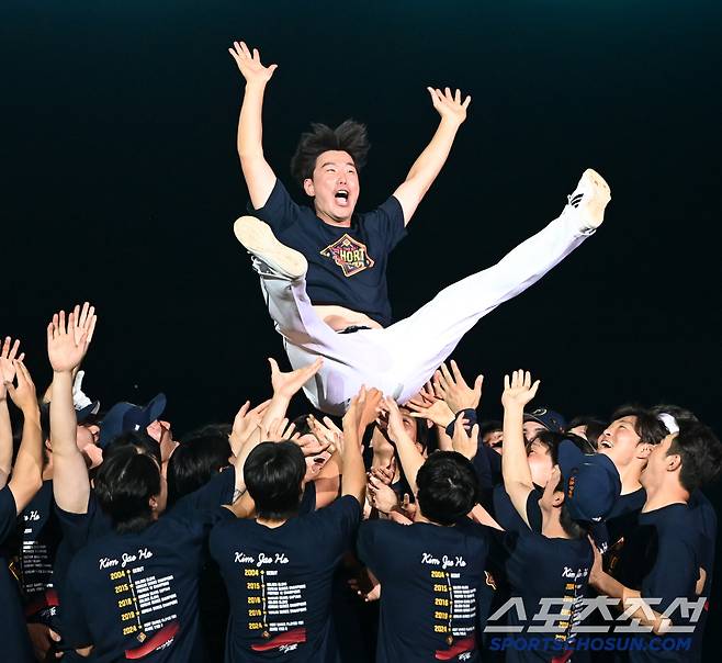 6일 잠실야구장에서 열린 KT와 두산의 경기, 경기 후 진행된 김재호의 은퇴식에서 김재호가 헹가레를 받고 있다. 잠실=허상욱 기자wook@sportschosun.com/2025.07.06/