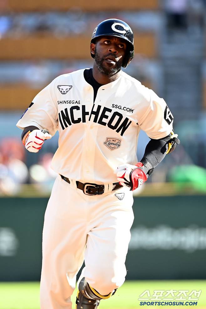 29일 인천SSG랜더스필드에서 열린 한화와 SSG의 경기, 2회말 에레디아가 선제 솔로홈런을 치고 그라운드를 돌고 있다. 인천=허상욱 기자wook@sportschosun.com/2025.06.29/