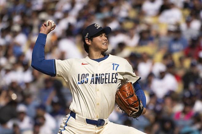 오타니 쇼헤이가 지난 6일(한국시각) 다저스타디움에서 열린 휴스턴 애스트로스전에 선발등판해 힘차게 공을 뿌리고 있다. AP연합뉴스