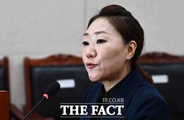 지난해 10월 21일 김건희 여사의 '공천개입 의혹'을 제기한 강혜경 씨가 국회에서 열린 법제사법위원회의 대검찰청에 대한 국정감사에 증인으로 출석해 질의에 답변하던 모습. /박헌우 기자