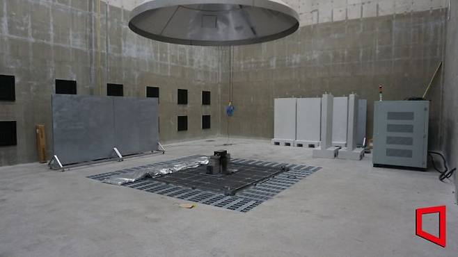 BST 존 화재시험동의 모습. 가로 15m, 세로 10m, 높이 10m 규모의 거대한 화재시험동엔 유해가스를 걸러내는 장치, 실내 압력을 조절하는 장비까지 구비돼 있었다. 화재 후 잔여 배터리를 수조에 담가 냉각시키는 리프트형 소화 시스템은 전국 시험실 중 최초로 도입됐다. 심성아 기자