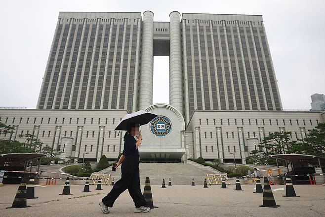 윤석열 전 대통령의 재구속 여부를 가를 내란특검 구속영장 심사가 9일 오후 2시 15분 서울중앙지법에서 열린다. 사진은 7일 오후 서울 서초구 서울중앙지법 모습. /연합뉴스