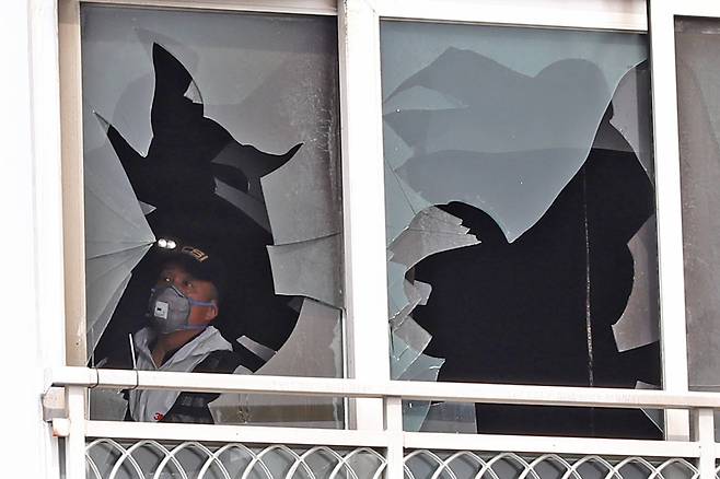 3일 어린이 2명이 숨진 부산 기장군 한 아파트 화재 현장에서 소방당국과 경찰 등 관계 기관이 합동감식을 벌이고 있다. /뉴스1