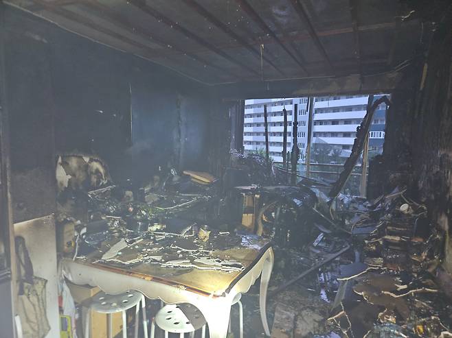 24일 오전 부산 부산진구 개금동 아파트 화재 현장. /부산소방재난본부 제공