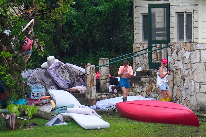 4일 발생한 폭우로 미국 텍사스주에서 사망자가 최소 100명이 발생한 가운데, 현재까지 27명의 피해자가 확인된 캠프 미스틱에 침대와 옷가지가 나뒹굴고 있다./AP 연합뉴스