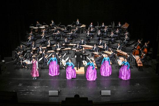 대전시립연정국악단이 지난 2023년 10월 17일 열린 제1회 대한민국국악관현악축제에서 공연하고 있다. 국악원 제공