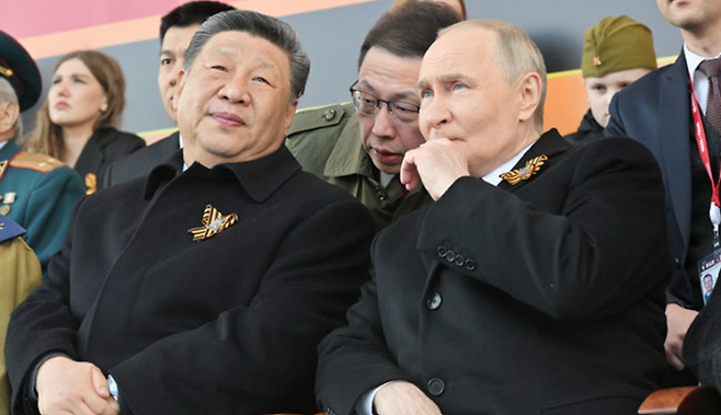 블라디미르 푸틴(오른쪽) 러시아 대통령이 지난 5월 9일 시진핑 중국 국가주석과 함께 모스크바에서 제2차 세계대전 승리 80주년 행사를 지켜보고 있다. ⓒAP/뉴시스