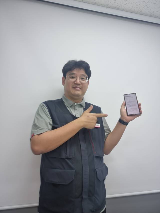 한대희 LG유플러스 부산서비스팀 서부산 홈CS파트너 매니저가 포즈를 취하고 있다. LG유플러스 제공