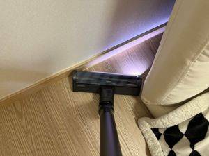 삼성전자 ‘비스포크 AI 제트 400W’는 LED 조명을 통해 소파 뒤 등 잘 보이지 않는 곳까지 먼지 청소를 가능하게 한다. 사진=임수빈 기자
