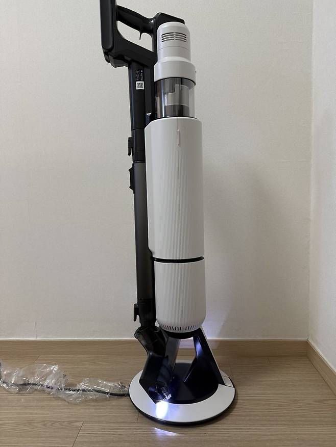 청정스테이션에서 거치된 삼성전자 ‘비스포크 AI 제트 400W’ 이미지. 사진=임수빈 기자