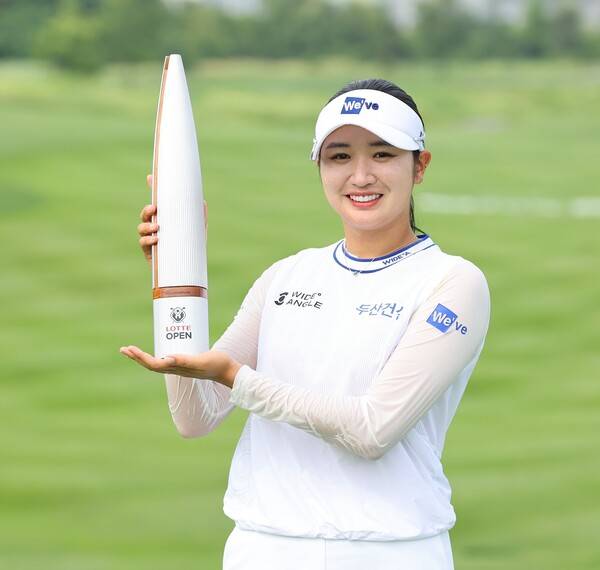 2025년 한국여자프로골프(KLPGA) 투어 제15회 롯데 오픈 우승을 차지한 박혜준 프로가 우승 트로피를 들고 기념촬영하는 모습이다. 사진제공=KLPGA