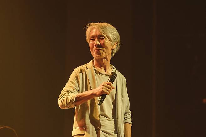 여우락 페스티벌에 출연한 가수 최백호가 지난 6일 국립극장 달오름극장에서 열린 ‘청춘가’ 공연에서 노래하고 있다. 국립극장 제공