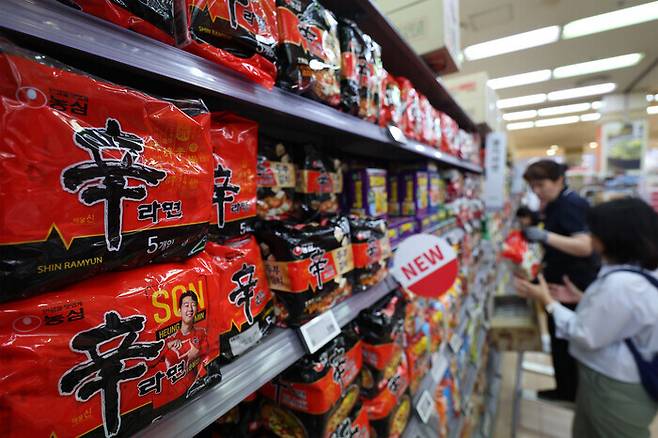 한 대형마트에 농심의 대표상품 신라면이 진열돼 있다. 연합뉴스
