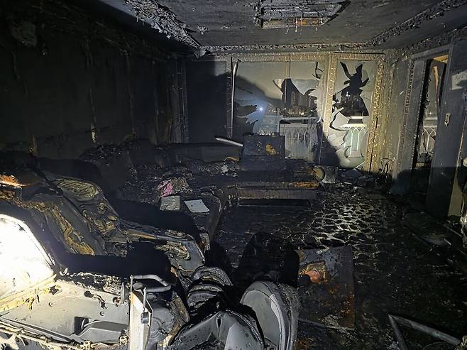 지난 2일 부산 기장군의 한 아파트에서 원인을 알 수 없는 불이 났다. 부산시 소방재난본부 제공