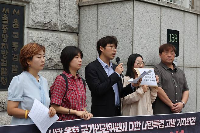 김동현 변호사(왼쪽 셋째) 등 국가인권위원회 바로잡기 공동행동 활동가들이 7일 오전 내란특검 사무실이 마련된 서울 서초구 서울고등검찰청 들머리에서 안창호 국가인권위원장과 김용원·한석훈·이한별·강정혜 위원이 내란 세력을 옹호했다며 특검에 고발한다고 발표하고 있다. 김혜윤 기자 unique@hani.co.kr