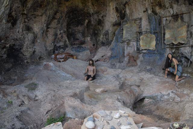 자말동굴 내에 전시된 복원물들