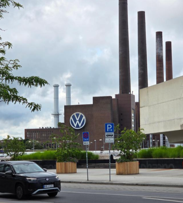 지난달 26일 독일 니더작센주 볼프스부르크에서 폭스바겐 공장을 배경으로 폭스바겐 차량이 이동하고 있다. '폭스바겐의 도시'답게 현지 차량의 80% 이상이 폭스바겐 로고를 달고 있었다. 차량 번호판에 표기된 WOB는 볼프스부르크(Wolfsburg)를 뜻한다. 볼프스부르크=정승임 특파원