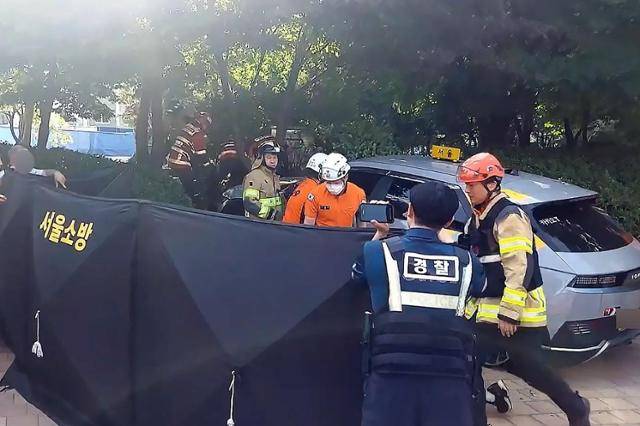 3일 서울 도봉구 방학사거리 인근에서 택시가 인도를 덮치는 사고가 발생해 출동한 소방 대원들이 사고 현장을 수습하고 있다. 도봉소방서 제공