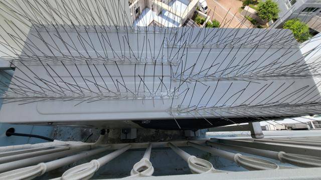 지난달 27일 울산 남구의 한 아파트 베란다 에어컨 실외기 위에 설치된 '버드스파이크' 주변에 비둘기 배설물과 깃털이 흩어져 있다. 울산=박은경 기자